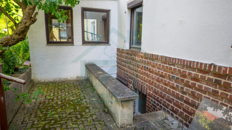 Kellerein-/ausgang