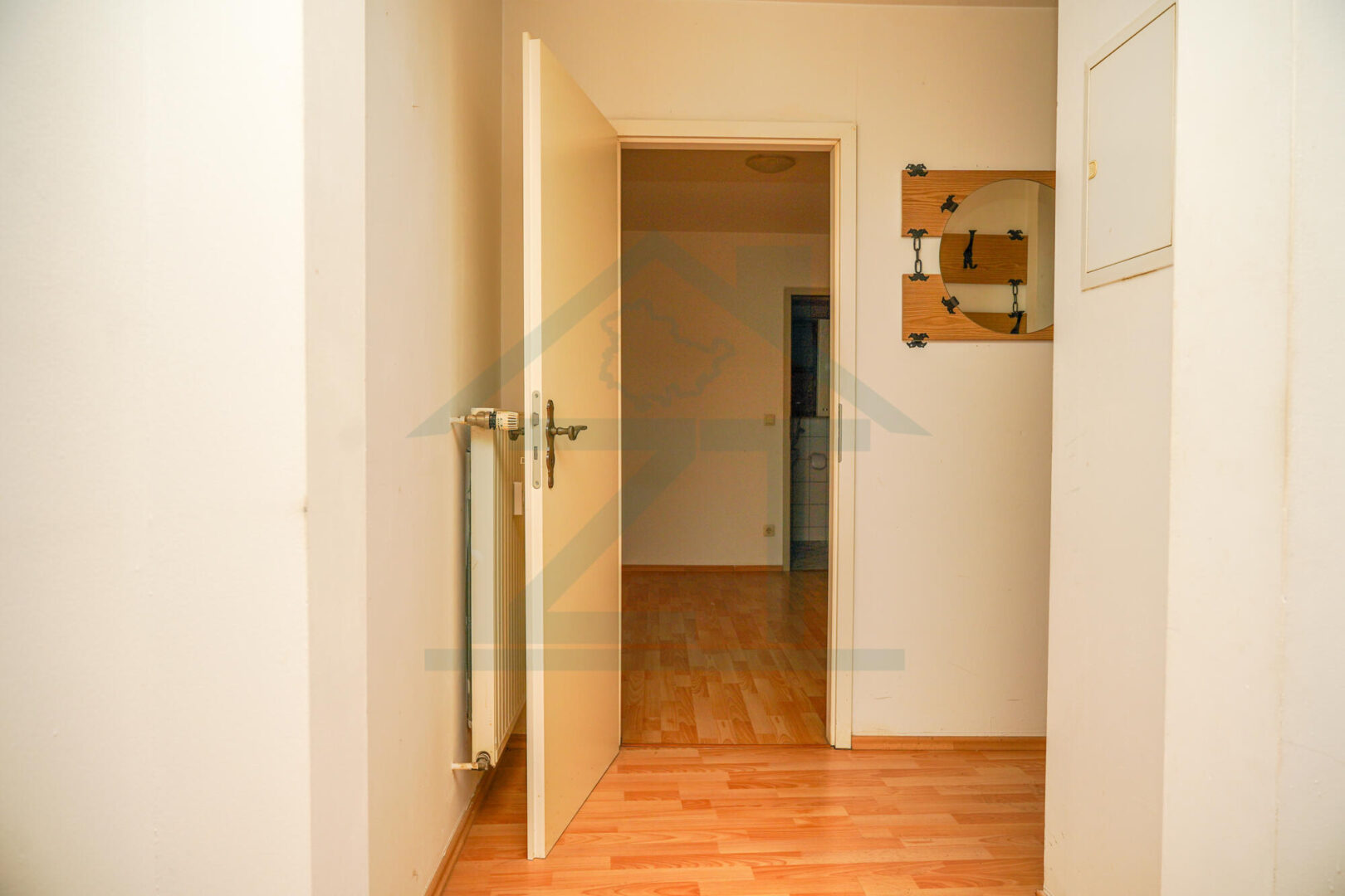 Blick vom Wohnzimmer in den Flur