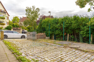 Einfahrtsbereich mit Stellplatz
