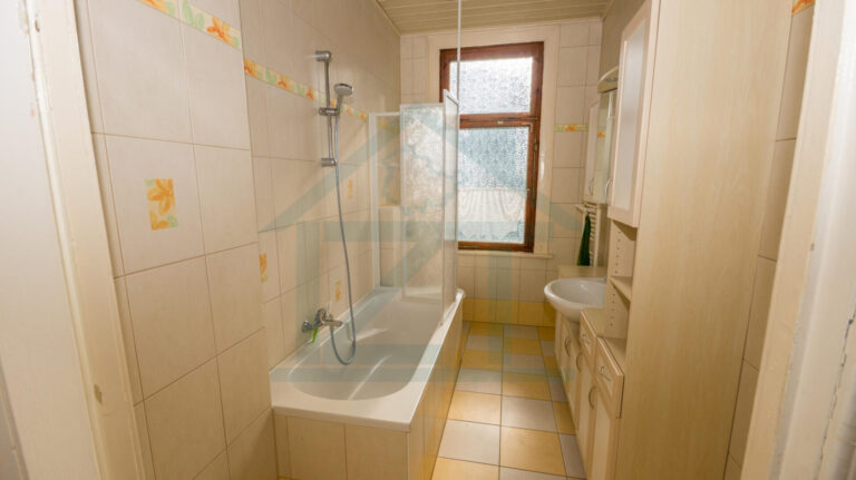 Bad mit Dusche und Wanne OG (WE 2)