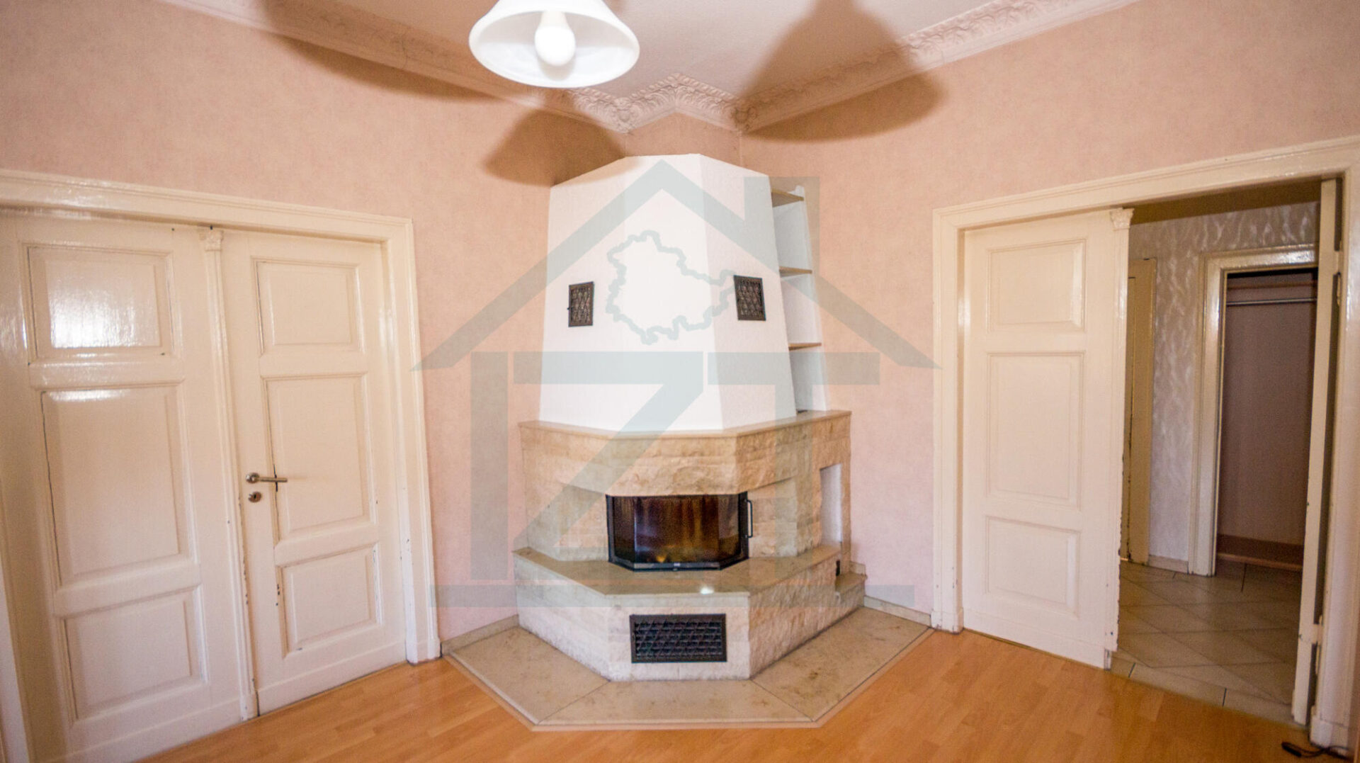 Wohnzimmer mit Kamin EG (WE 1)