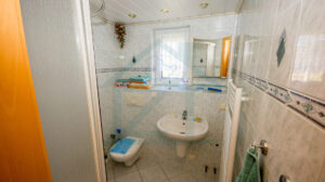 Bad mit Dusche und WC