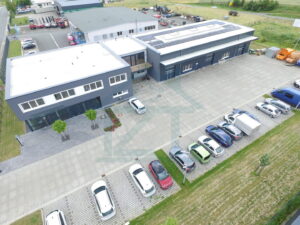 Außenansicht mit Parkmöglichkeiten