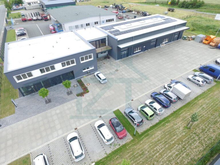 Außenansicht mit Parkmöglichkeiten