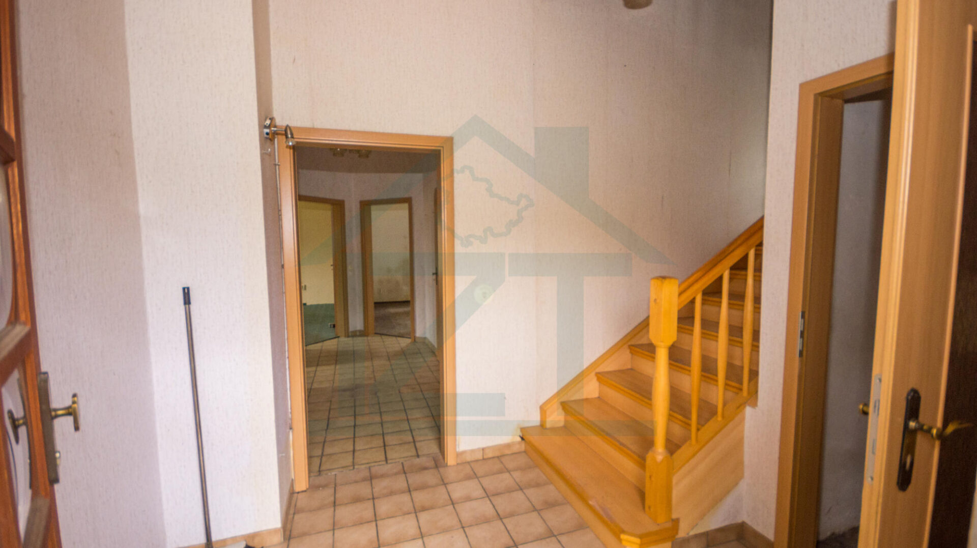 Eingangsbereich Erdgeschoss mit Zugang OG und KG