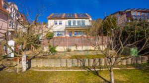 Ansicht Haus und Garten in Hanglage