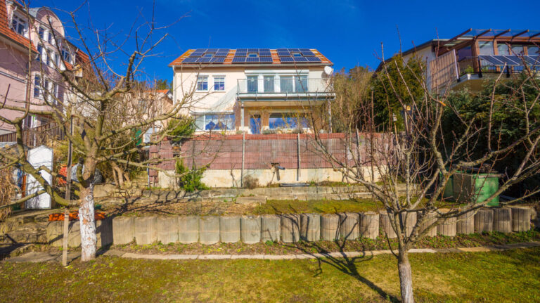 Ansicht Haus und Garten in Hanglage