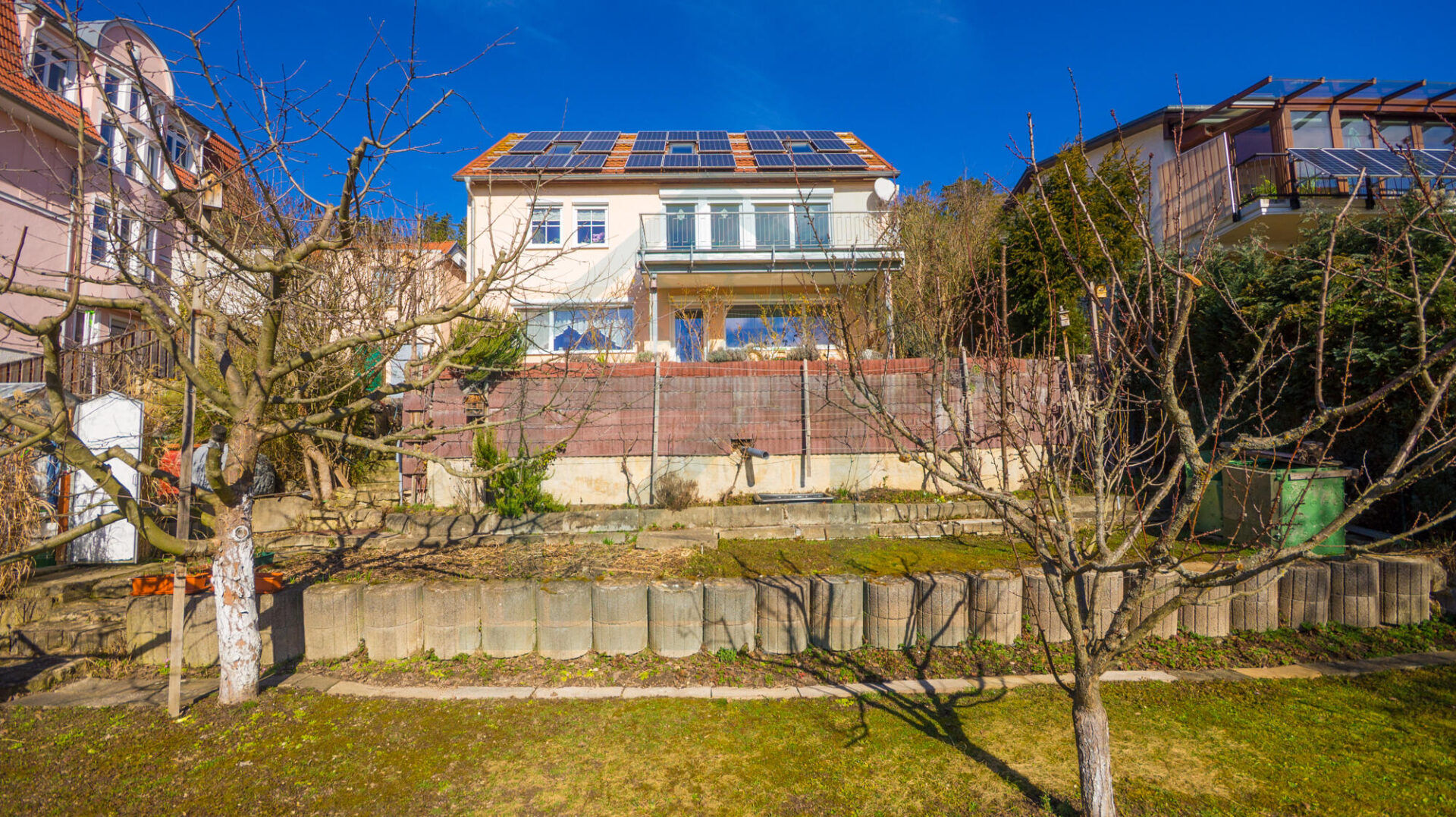 Ansicht Haus und Garten in Hanglage