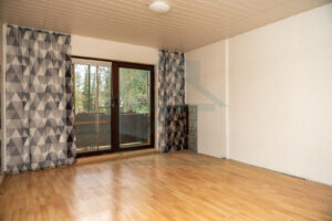 Wohnzimmer mit Balkon