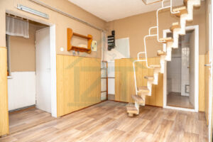 Flur OG, mit Treppe zum DG