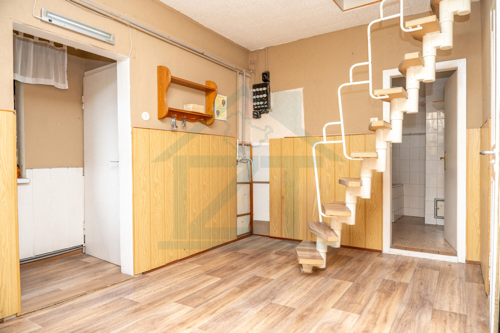 Flur OG, mit Treppe zum DG