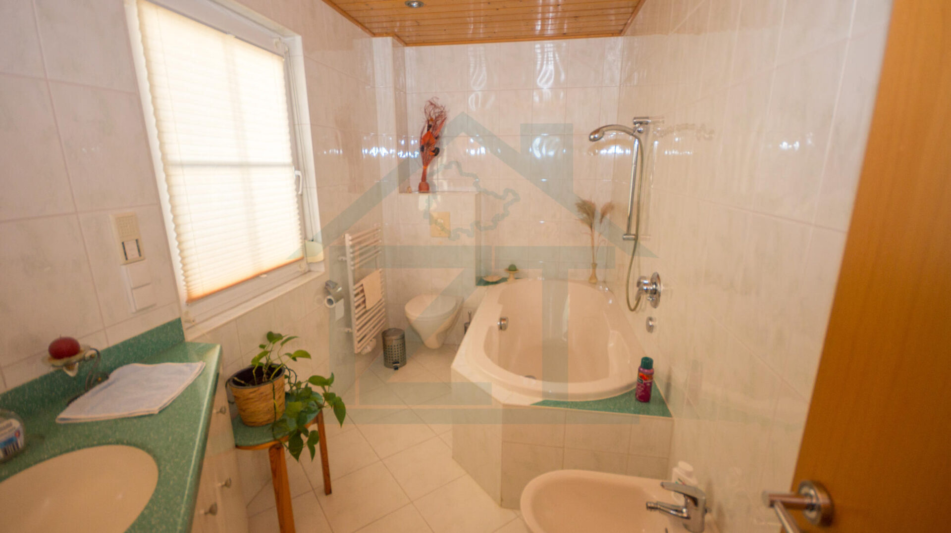 Bad mit Wanne EG