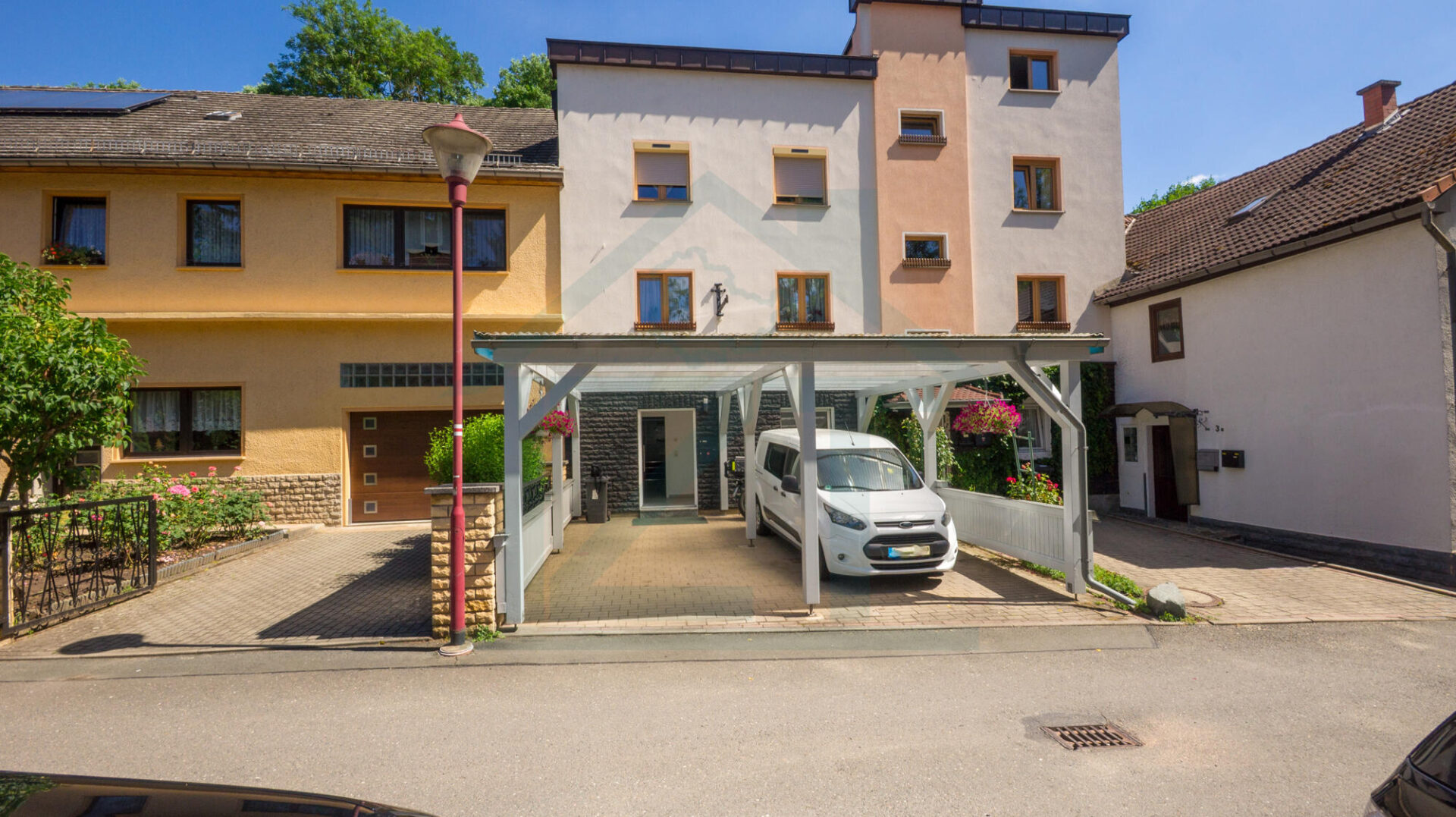 Außenansicht mit Carport