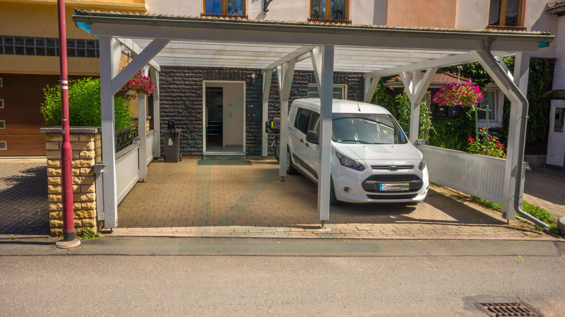 Außenansicht mit Carport