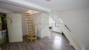 Wohnzimmer OG 1 mit Wendeltreppe zum DG