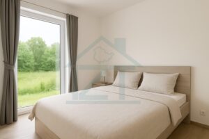 Helles Schlafzimmer mit Blick ins Grüne