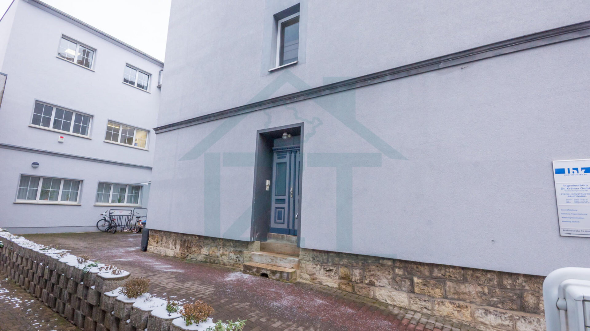 Einfahrt/Hof mit Eingang Vorderhaus
