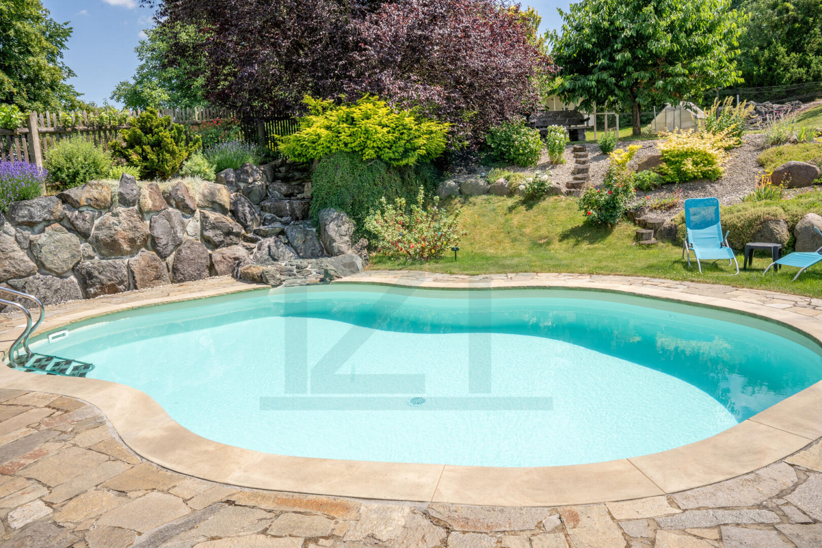 Pool mit Wasserfall