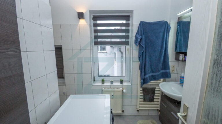 Vorderhaus Wohnung 2. Obergeschoss Bad