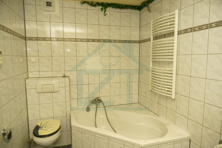 Bad mit Wanne und Dusche