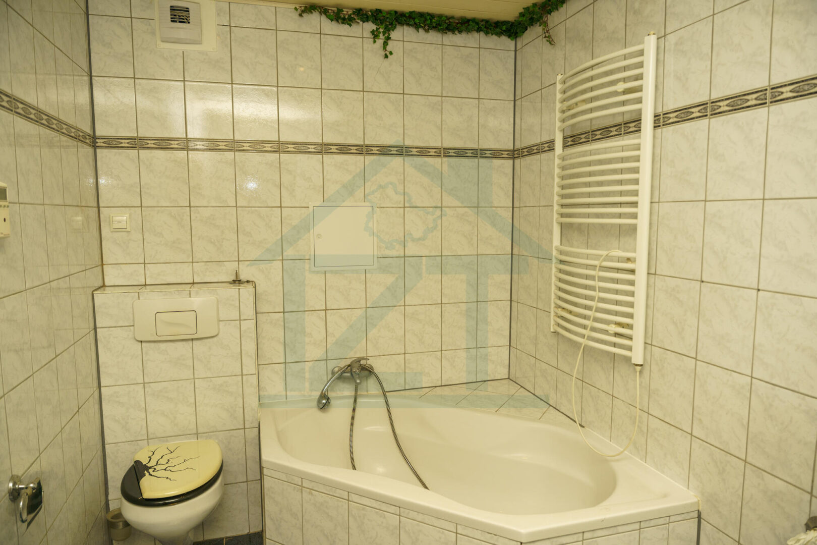 Bad mit Wanne und Dusche