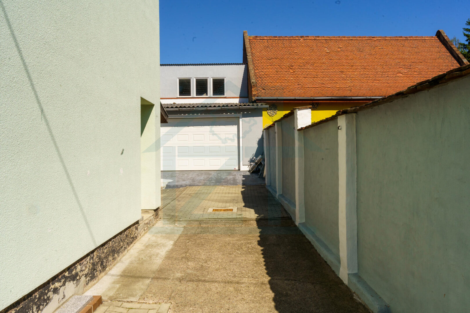Einfahrt Garage