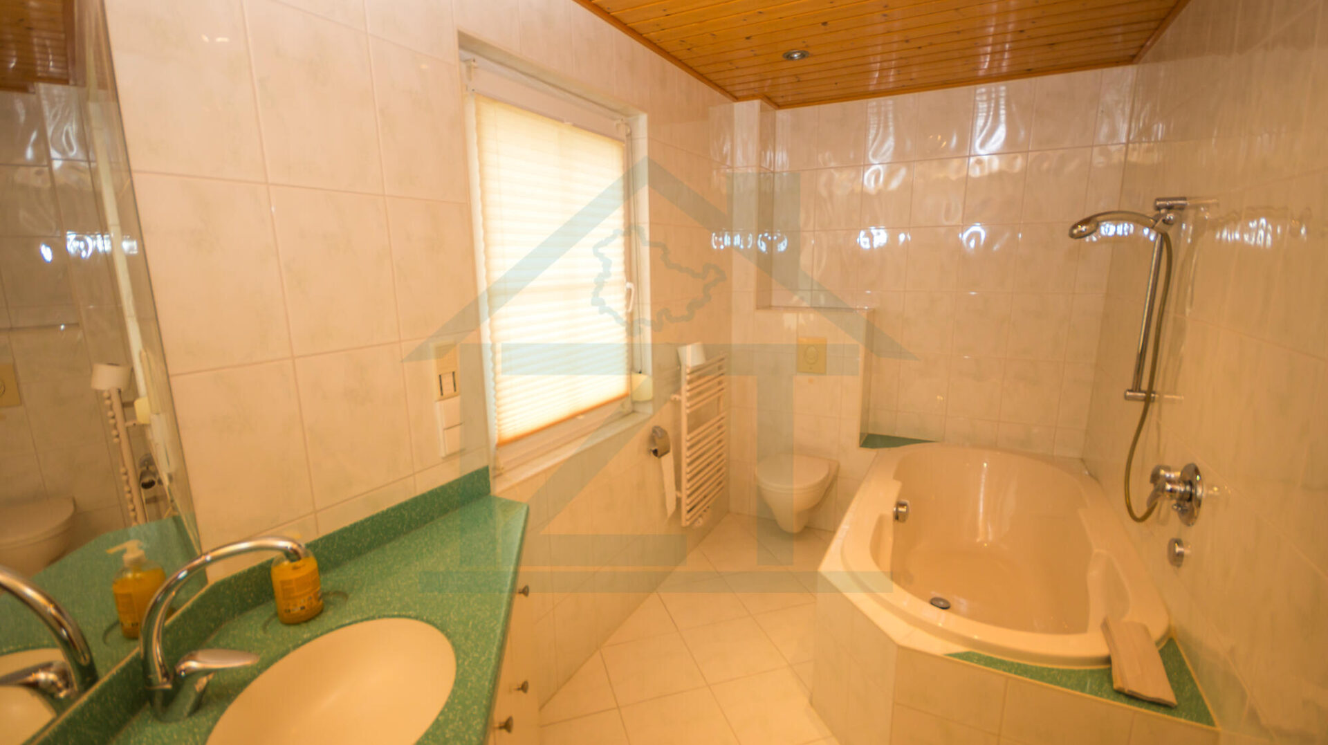 Bad mit Wanne EG