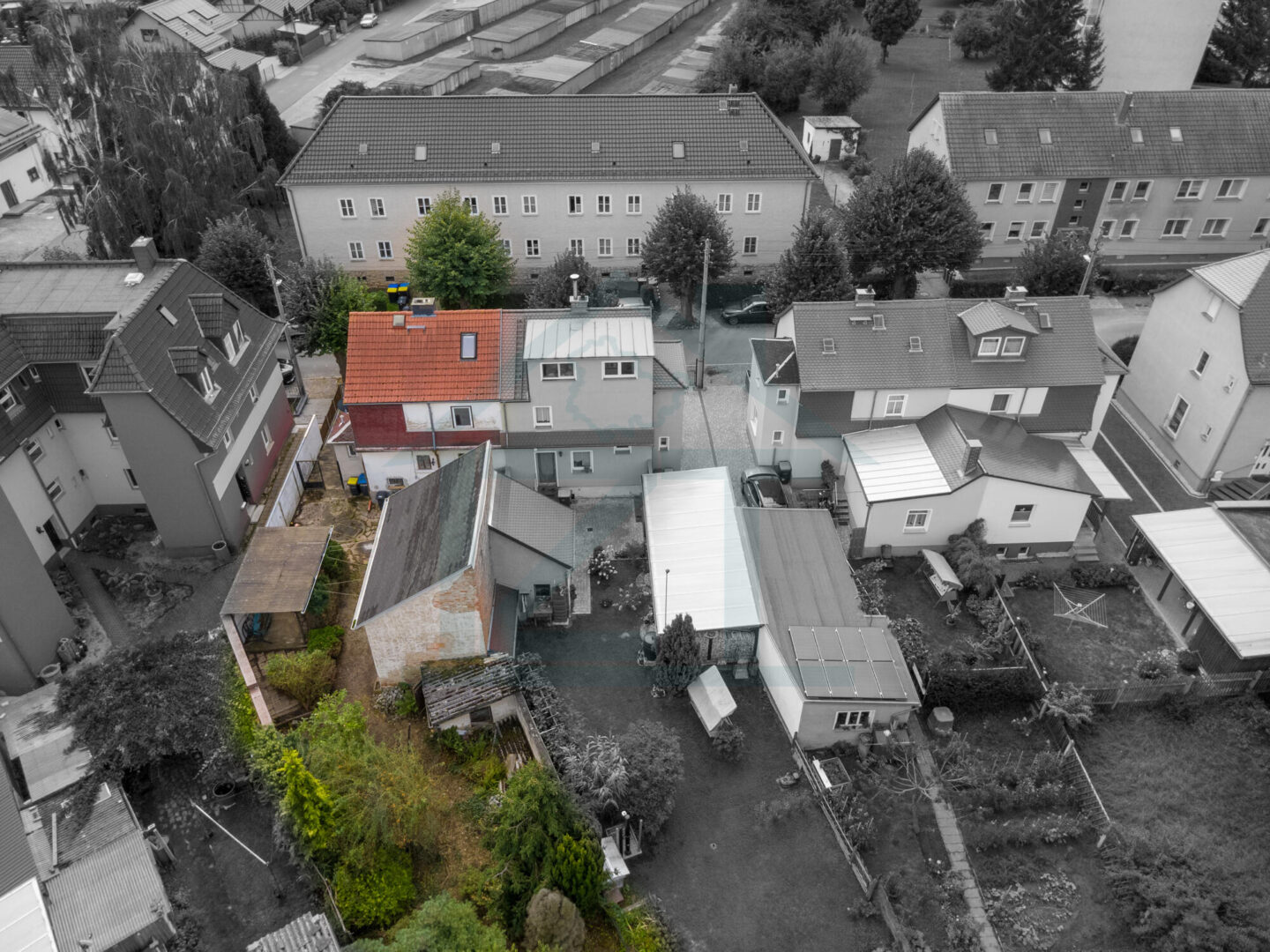 Drohnenaufnahme Gebäude mit Garten