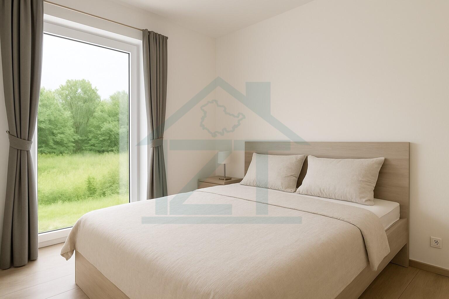 Helles Schlafzimmer mit Blick ins Grüne