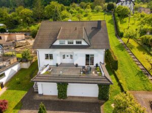 Außenansicht mit Drohne