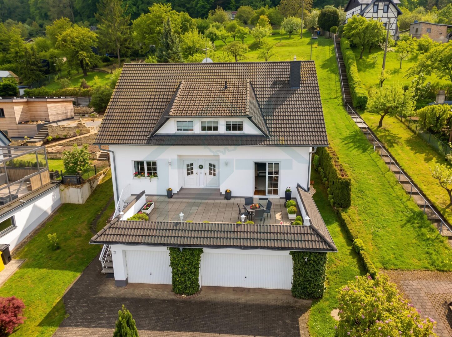 Außenansicht mit Drohne