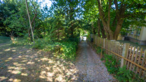 Garten mit Weg zum Gebäude