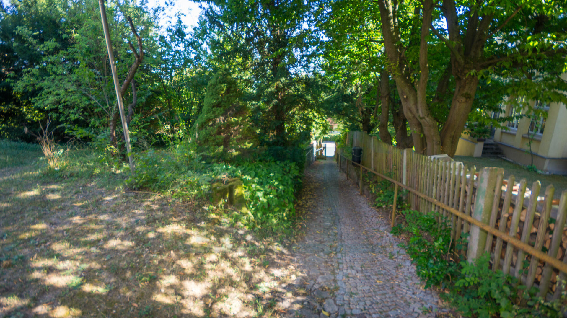 Garten mit Weg zum Gebäude