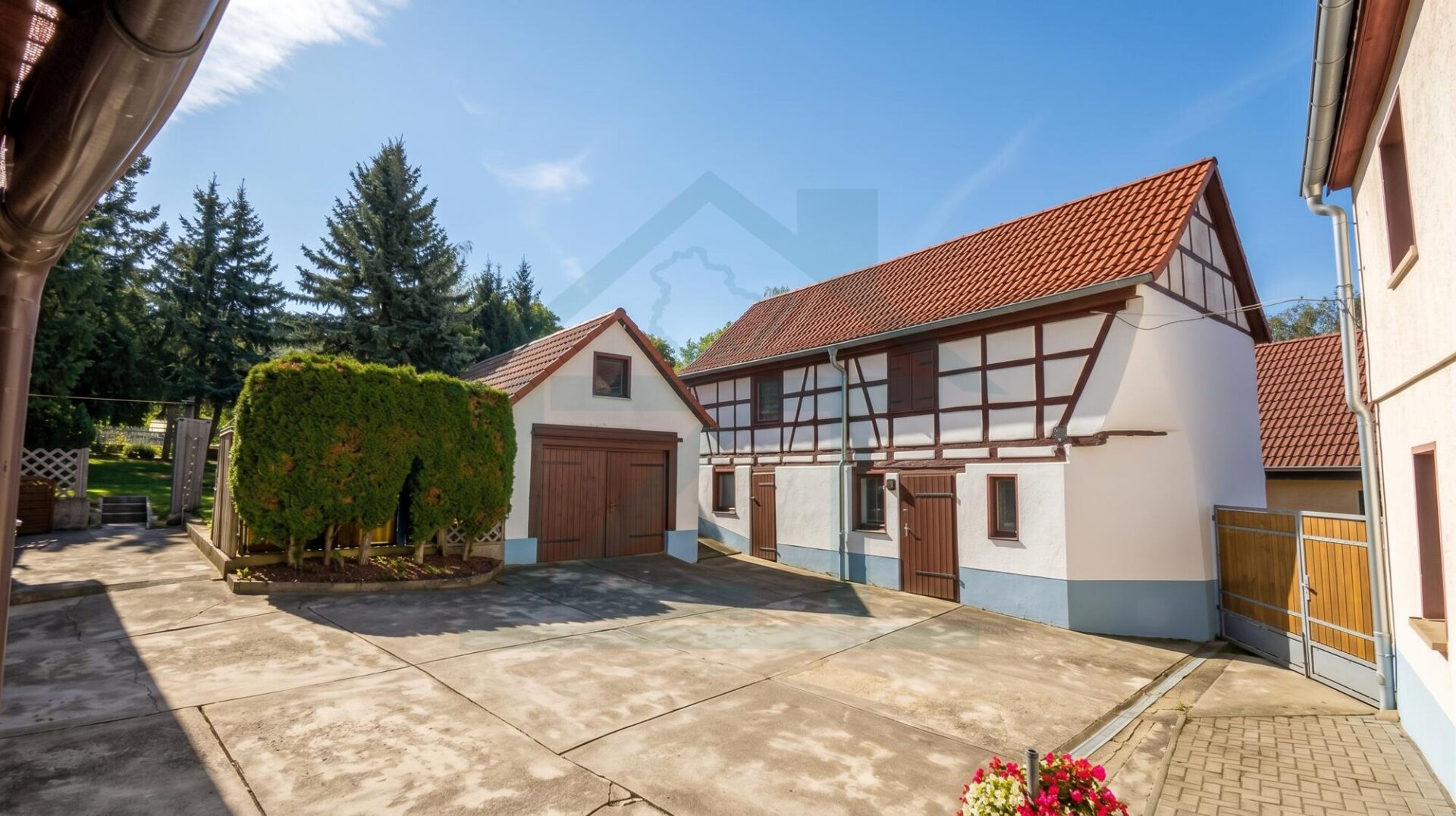 Garage 2, Scheune und Hof